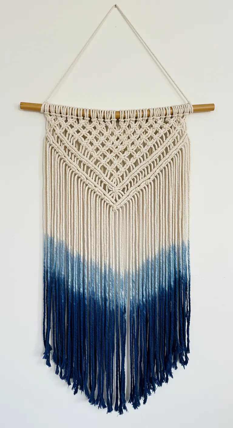 Tapiz de macramé con las puntas teñidas en un degradado de azul índigo intenso.