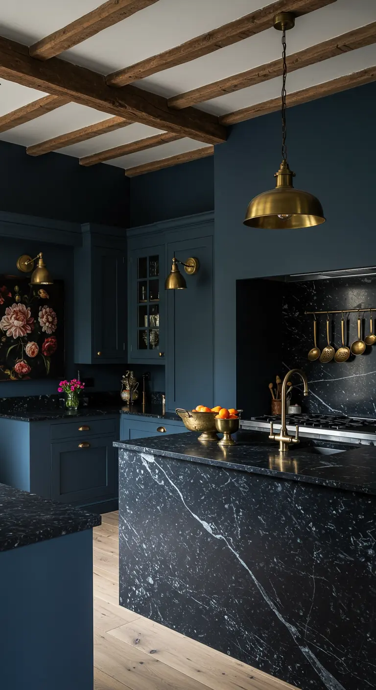 Cocina sofisticada con gabinetes azul oscuro, encimera de mármol negro y detalles en latón.