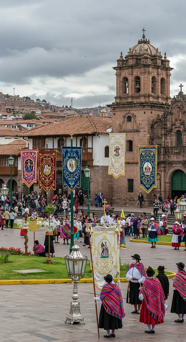 Plaza en Perú durante un festival con gente vestida tradicionalmente y estandartes bordados.