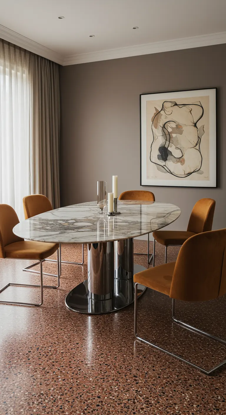 Comedor de estilo Mid-Century Modern con sillas de terciopelo mostaza y suelo de terrazo