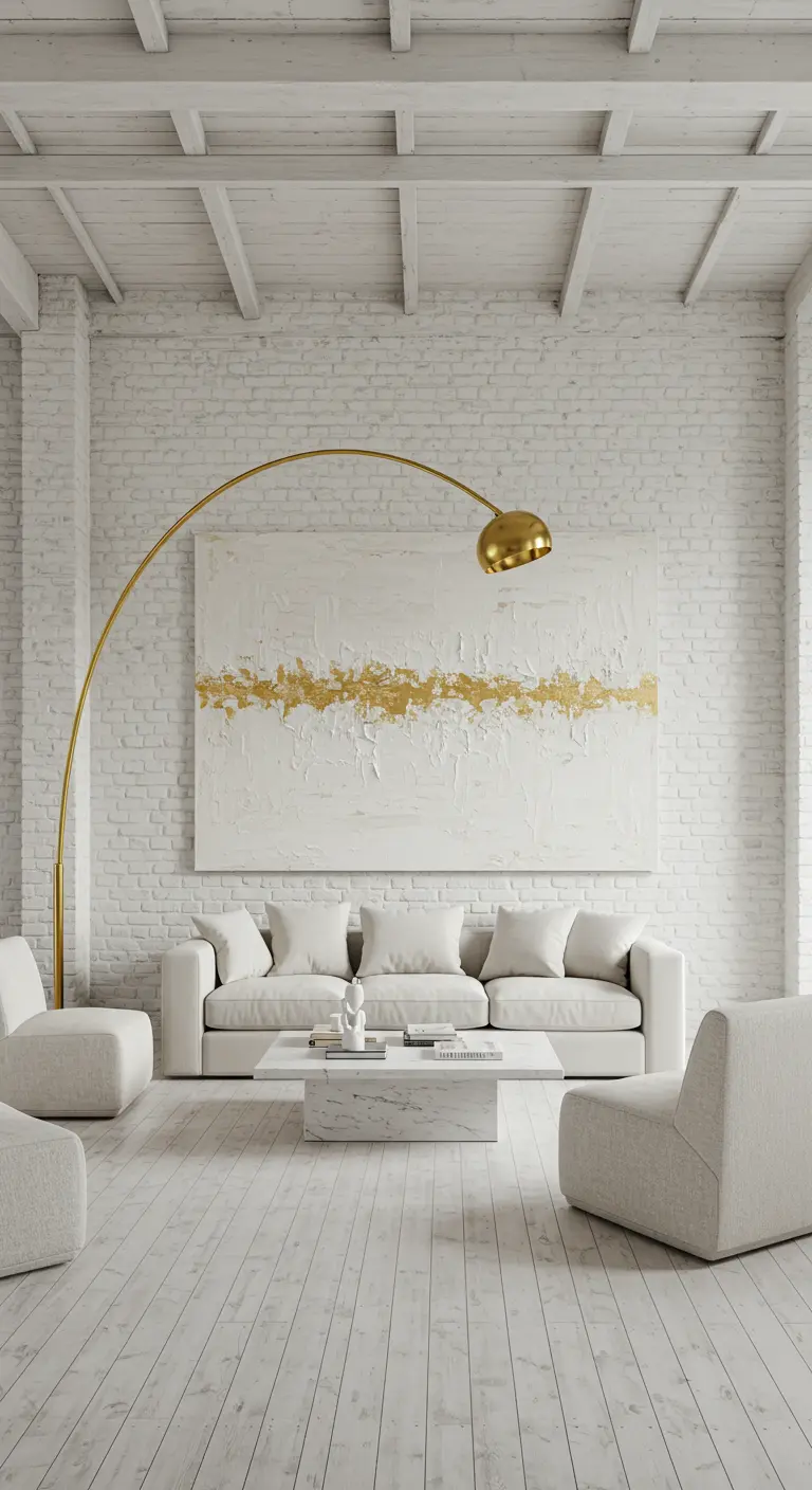 Sala de estar minimalista con pared de ladrillo blanco, sofá y una gran obra de arte abstracta blanca y dorada