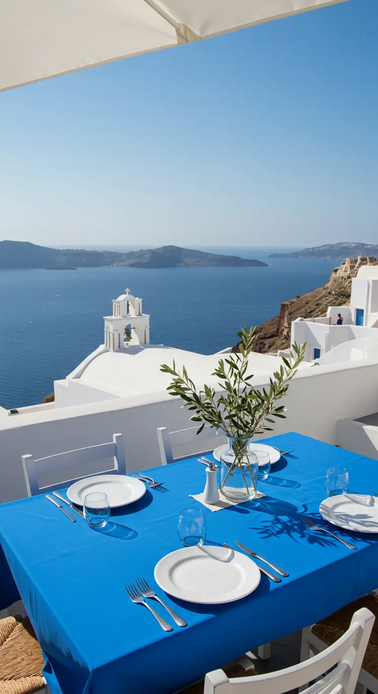 Mesa con mantel azul brillante y vistas al mar y cúpulas blancas en Santorini.