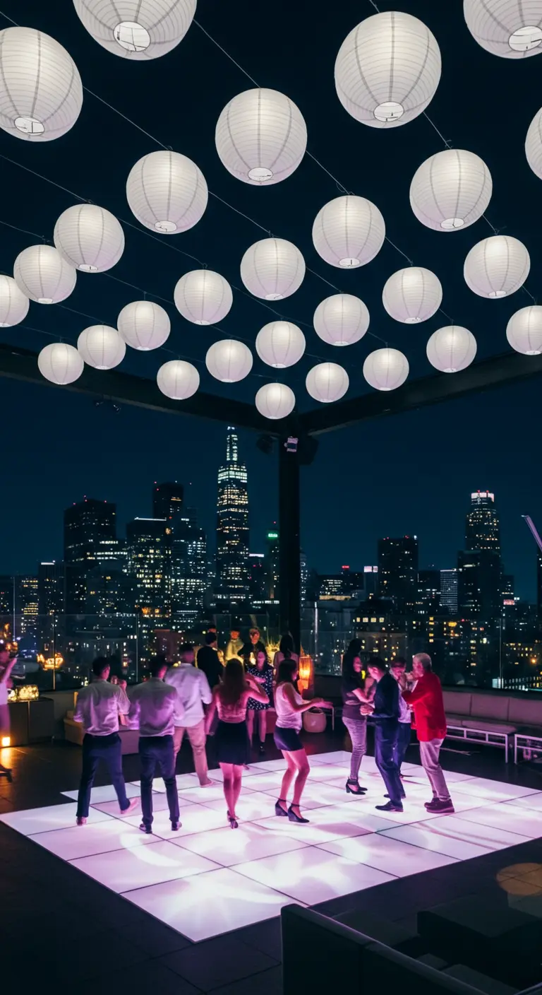 Pista de baile en una azotea con lámparas de papel y el skyline de fondo.