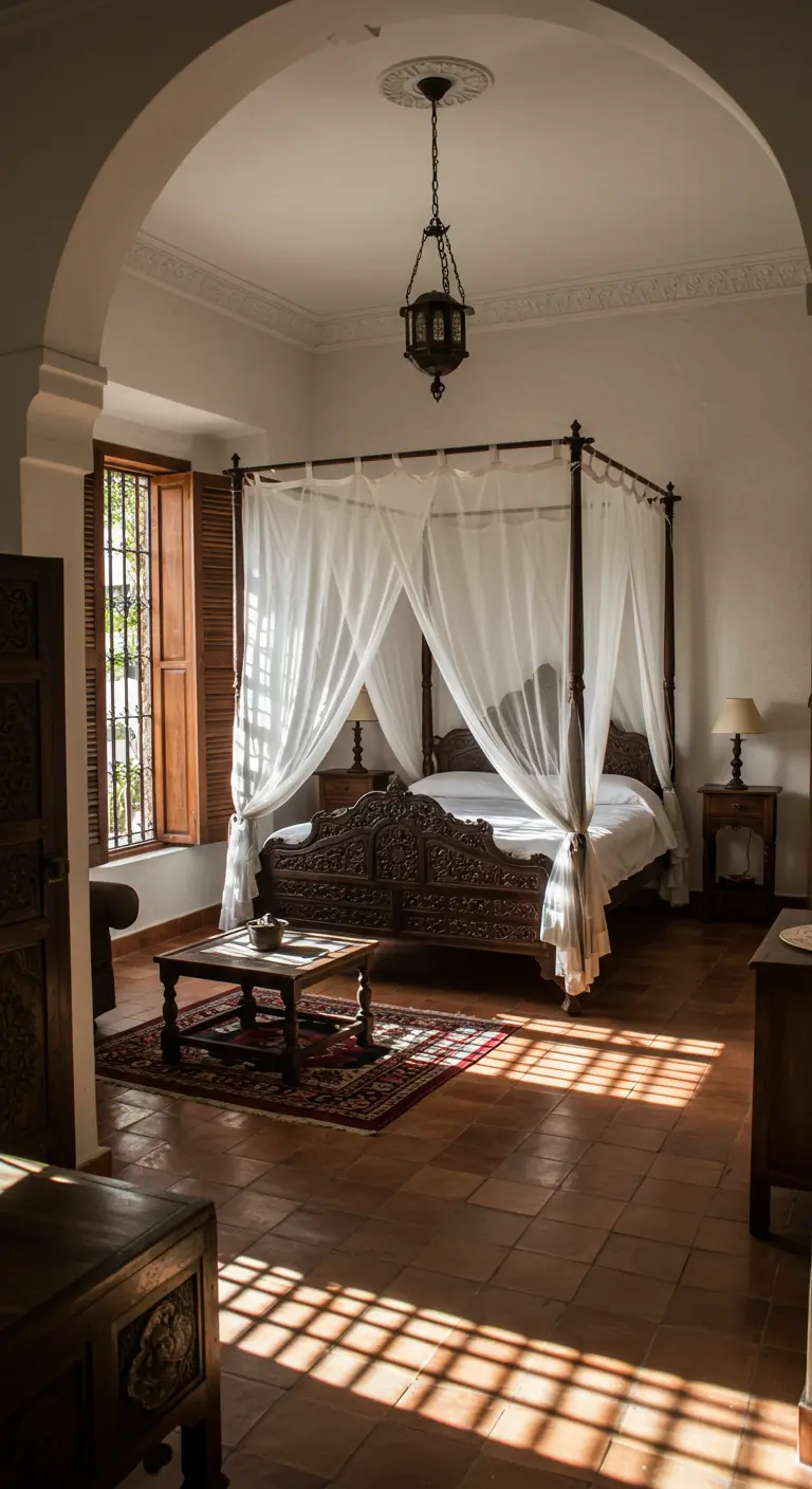 Dormitorio de estilo colonial con cama con dosel y mosquitera, y suelos de terracota.