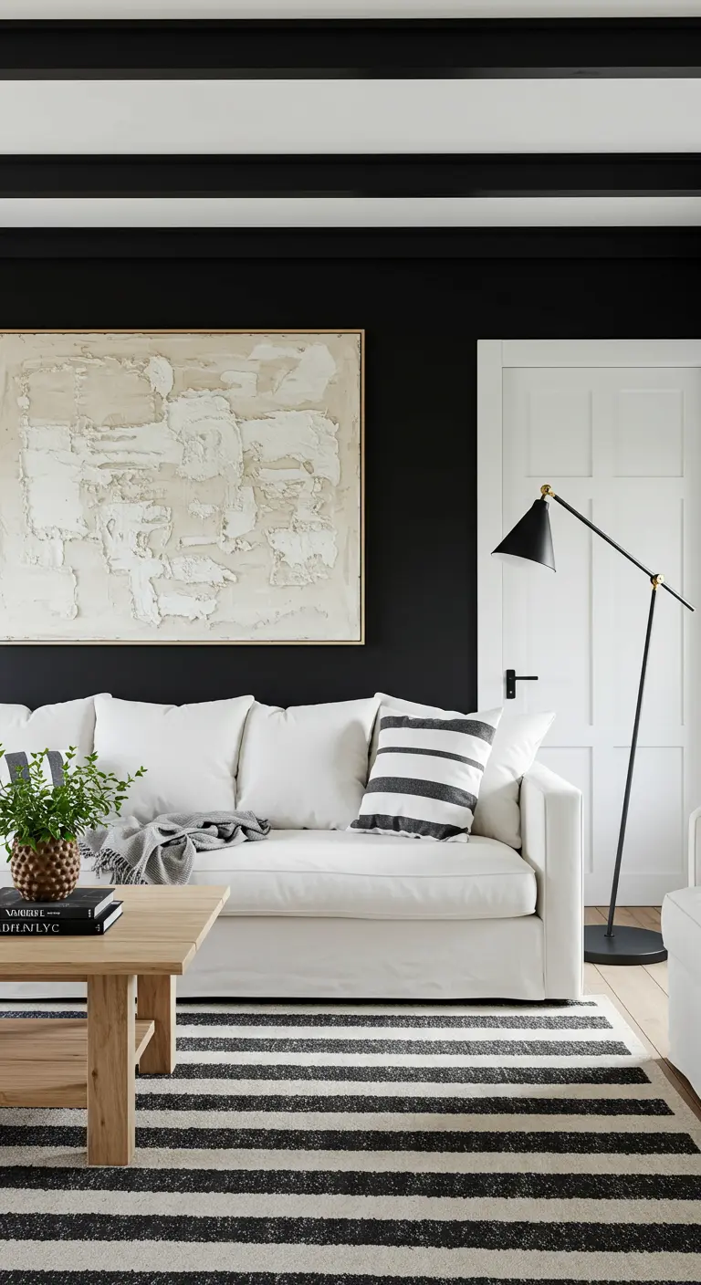 Pared negra con un gran cuadro de arte abstracto texturizado y un sofá blanco