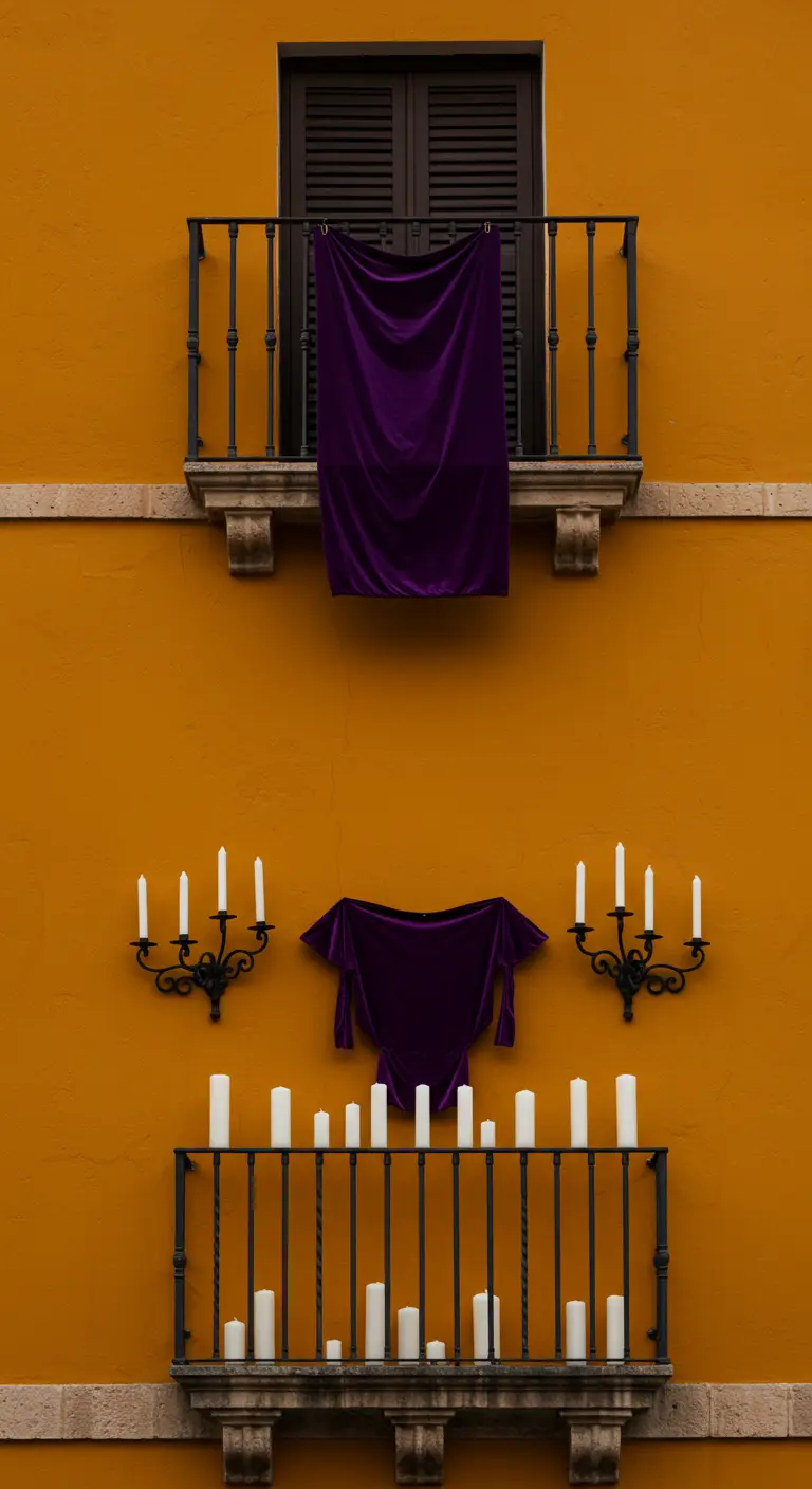 Pared amarilla con balcones decorados con telas moradas, candelabros y velas blancas.