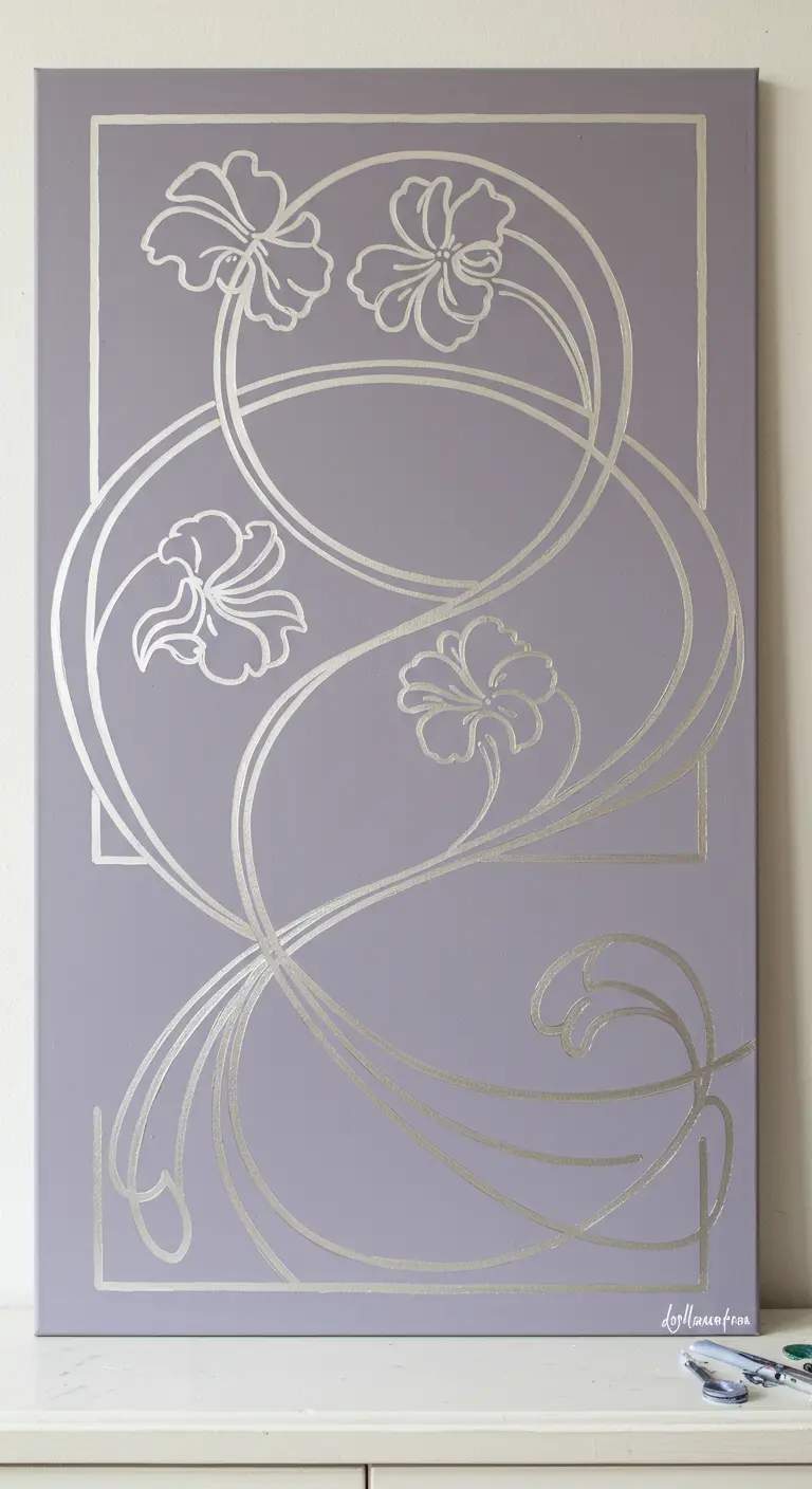 Lienzo color lavanda con un elegante diseño floral de estilo Art Nouveau en líneas plateadas.