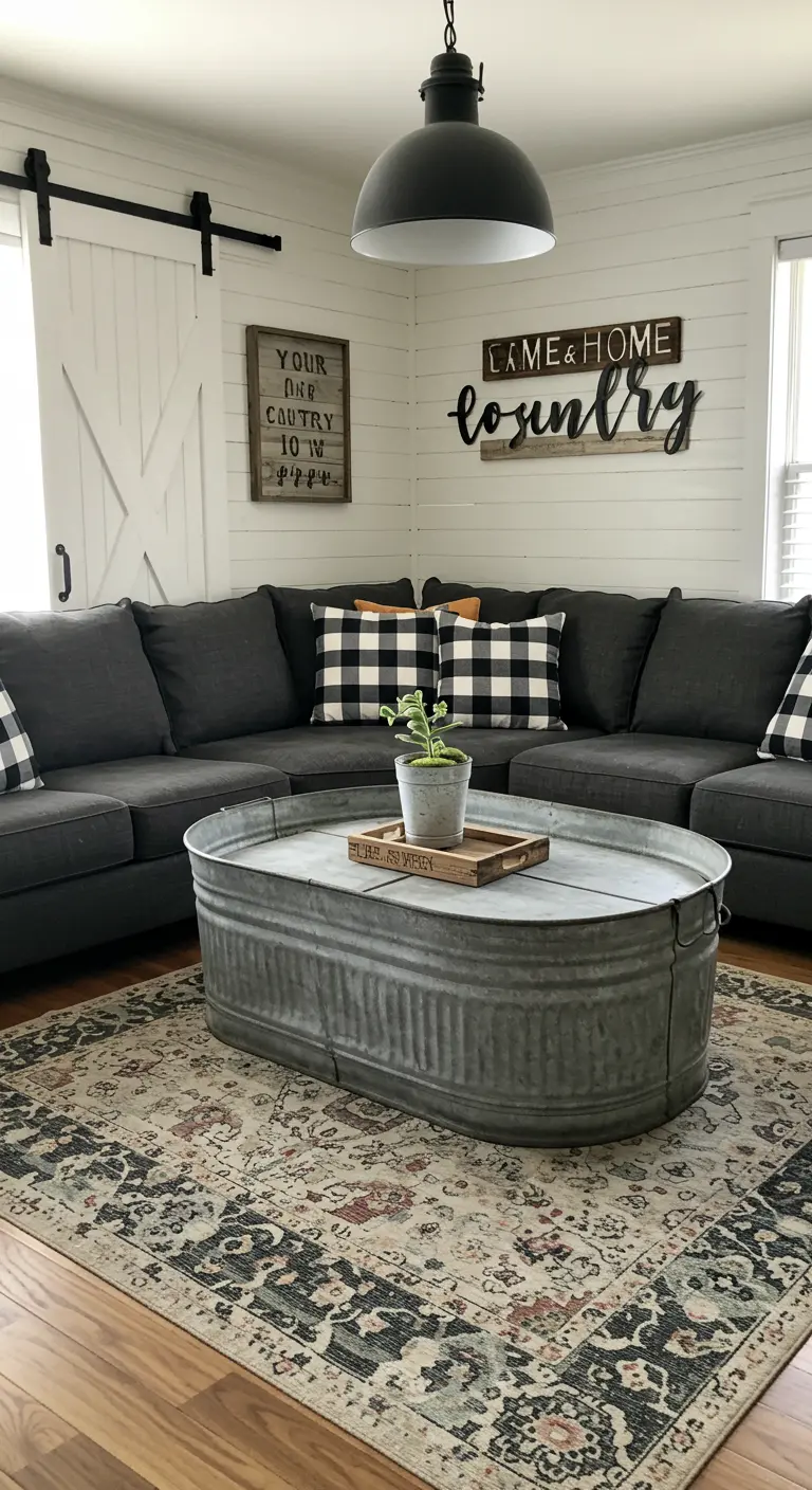 Un abrevadero de metal galvanizado ovalado utilizado como mesa de centro en una sala de estar farmhouse.