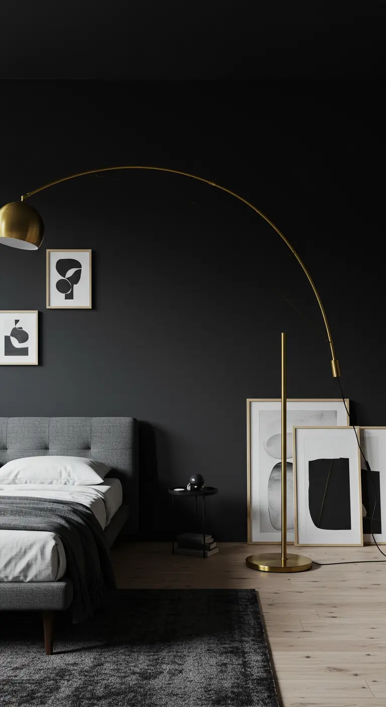 Lámpara de pie de arco en latón sobre una cama en un dormitorio oscuro y moderno.