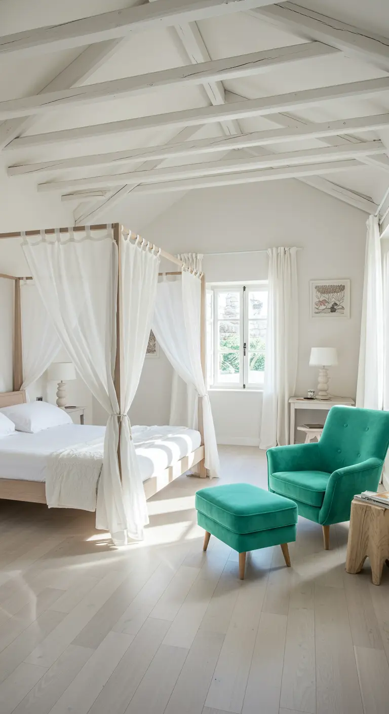 Dormitorio luminoso con cama con dosel de madera y cortinas blancas, y una butaca turquesa.