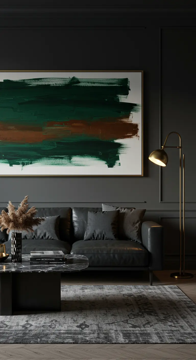 Sala oscura y elegante con sofá de cuero negro y cuadro abstracto en verdes y óxidos.