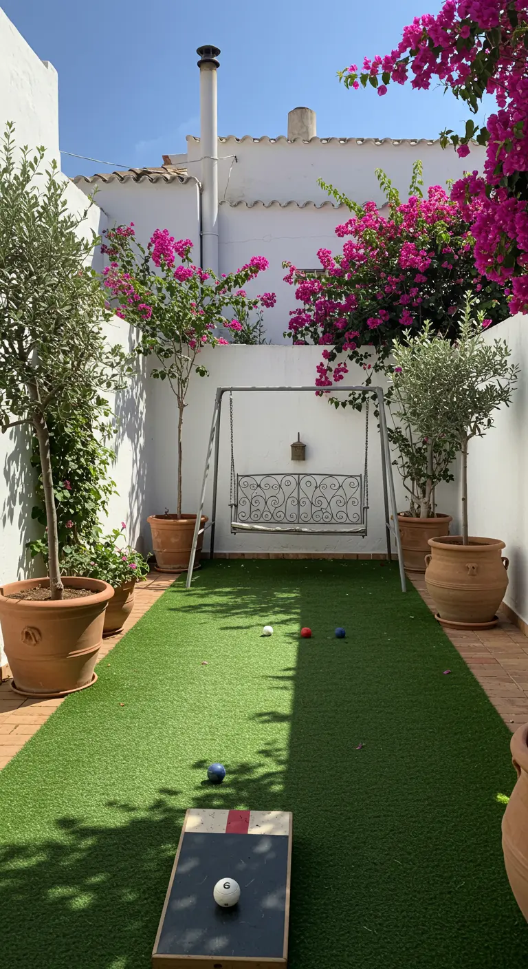 Patio estrecho de estilo mediterráneo con césped artificial, macetas de terracota y un juego de cornhole