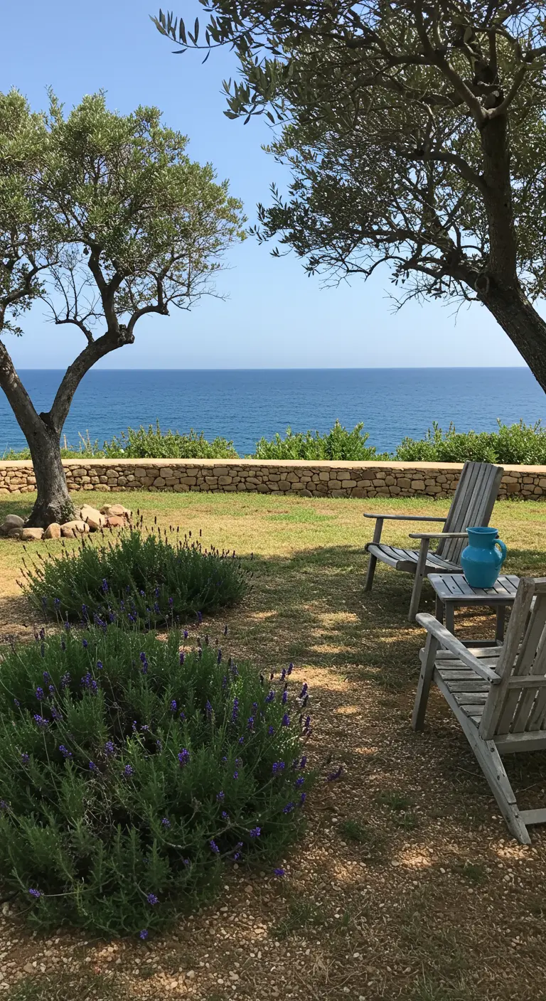 Vistas al mar enmarcado por dos olivos, con sillas de madera y lavanda en primer plano