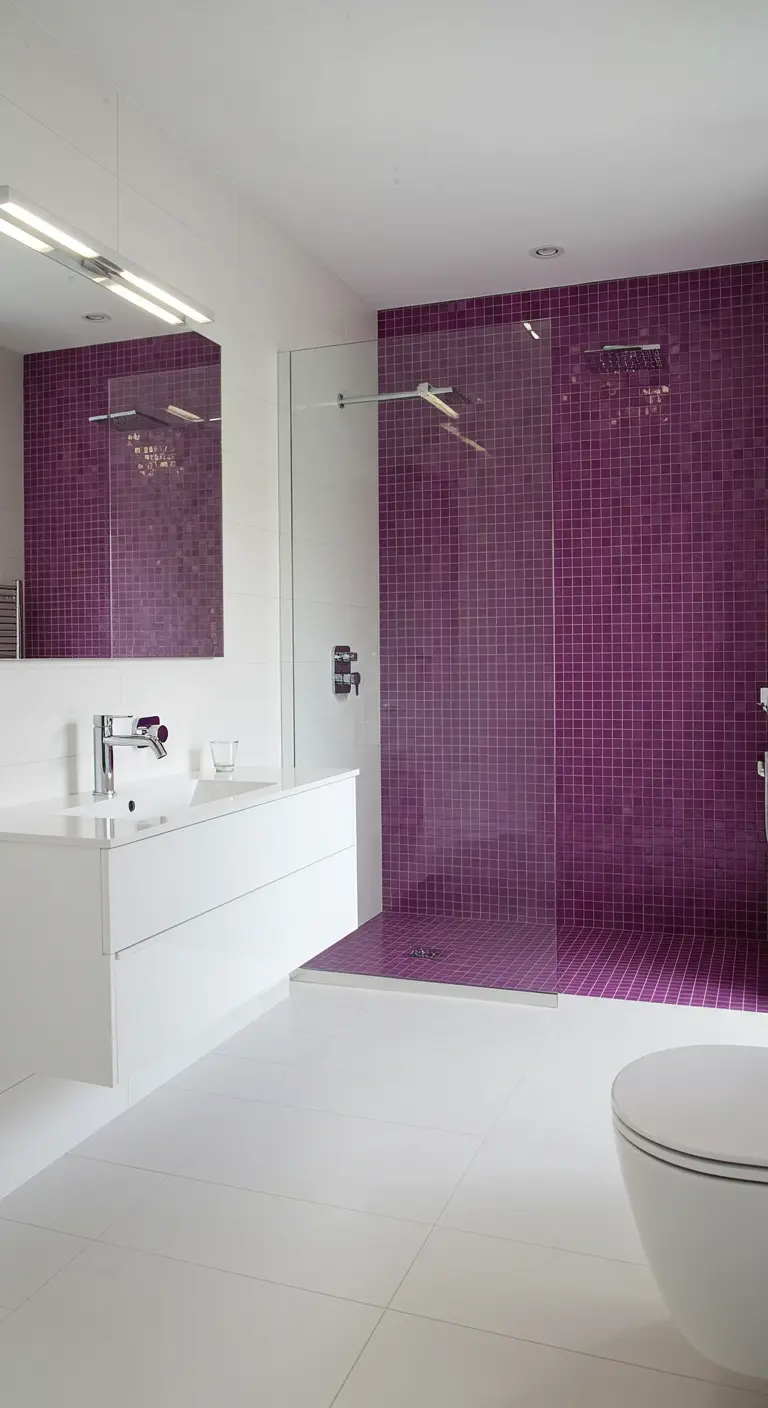 Baño moderno y blanco con una pared de ducha revestida de mosaico fucsia brillante