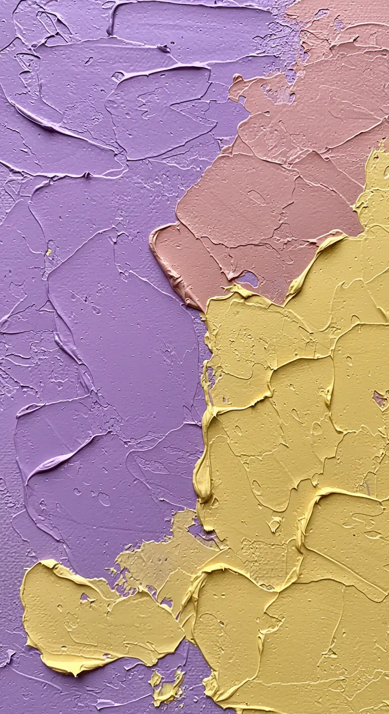 Primer plano de un lienzo con pintura acrílica muy espesa en lila, amarillo y rosa, aplicada con espátula.