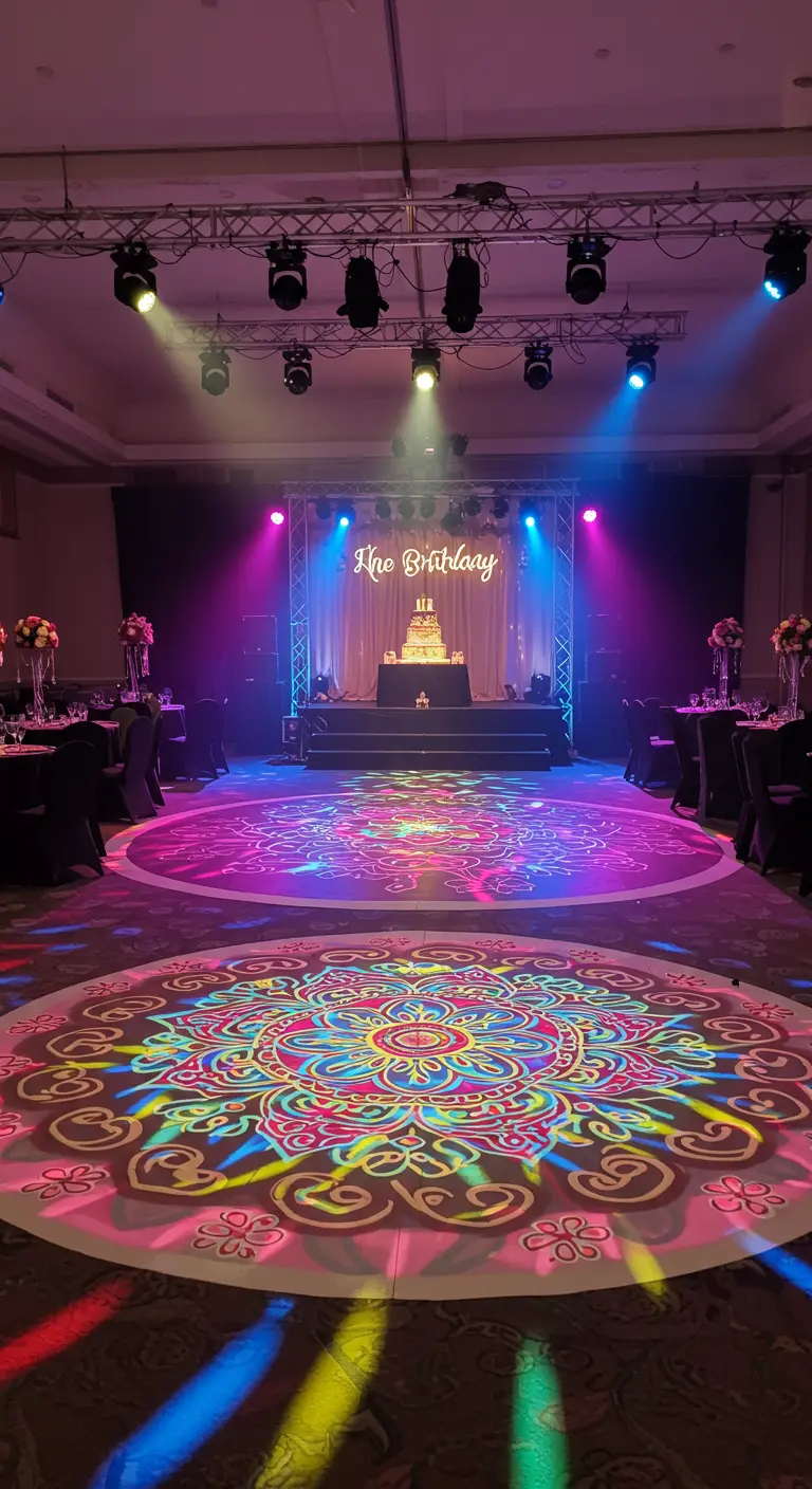 Pista de baile blanca iluminada con un colorido patrón de mandala proyectado desde arriba.