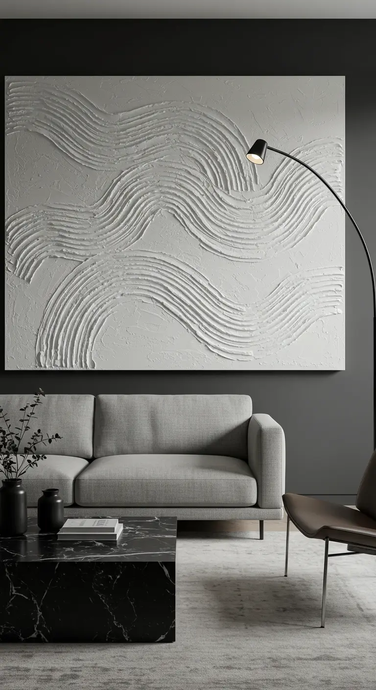 Gran cuadro blanco con textura abstracta de ondas colgado en una pared oscura sobre un sofá gris.