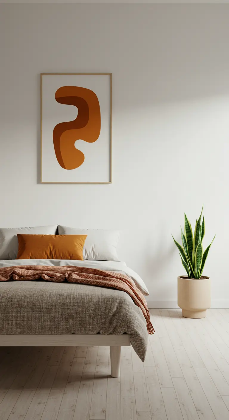 Dormitorio minimalista de los 70 con paredes blancas, arte abstracto y toques de color naranja.