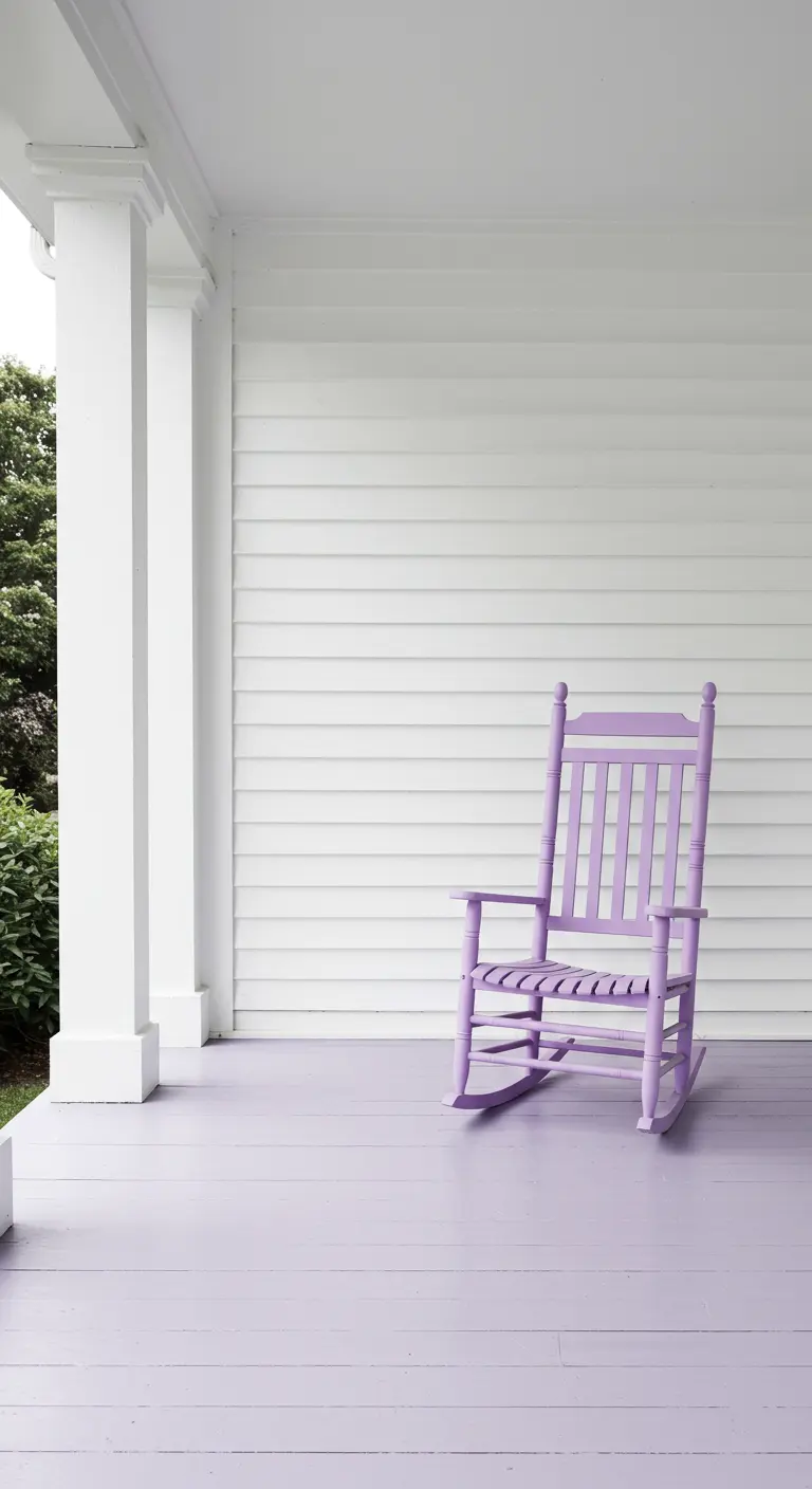 Porche con el suelo de madera y una mecedora pintadas del mismo tono de lavanda claro.