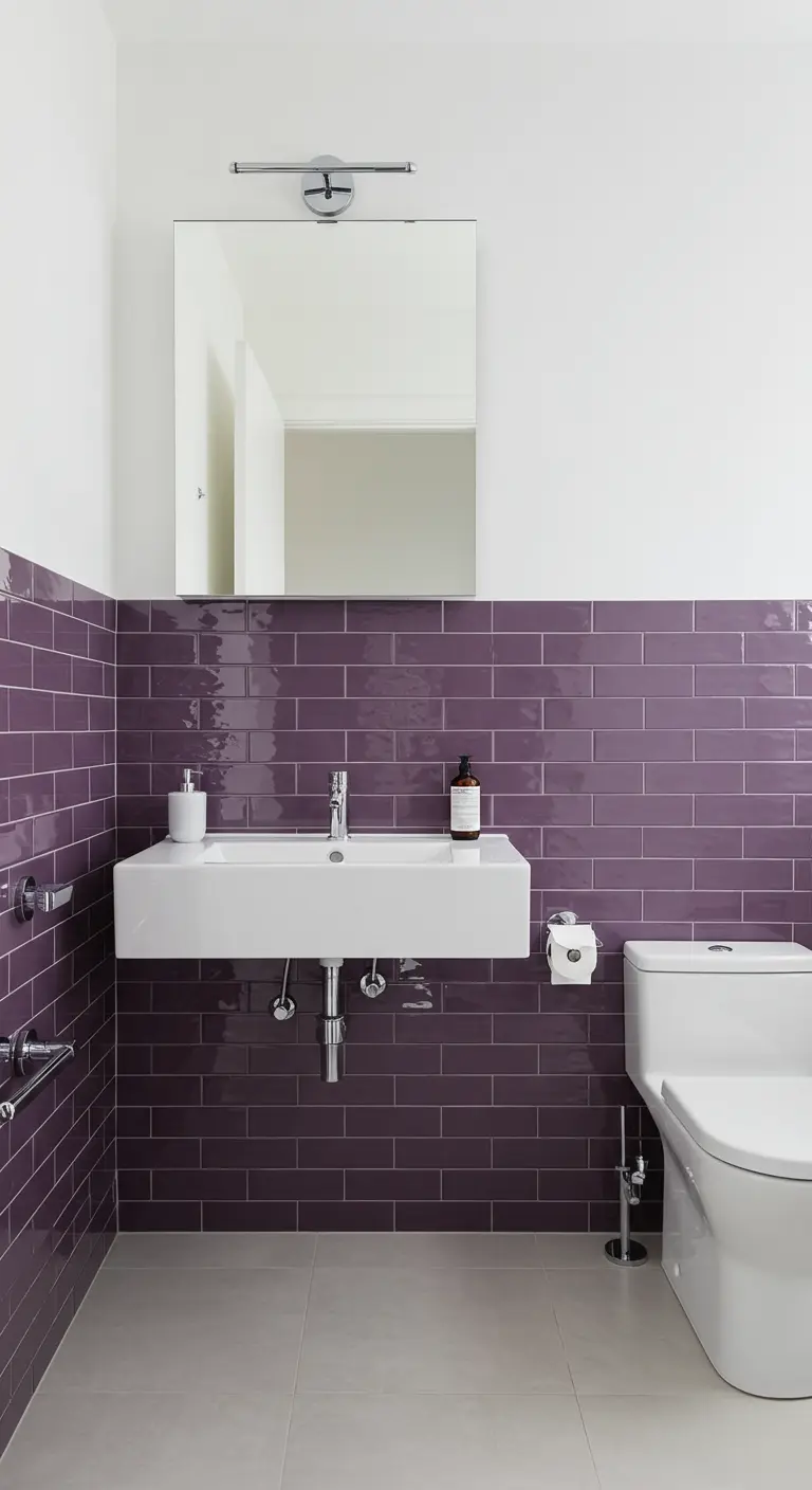 Baño moderno con la mitad inferior de la pared revestida de azulejos púrpura brillante