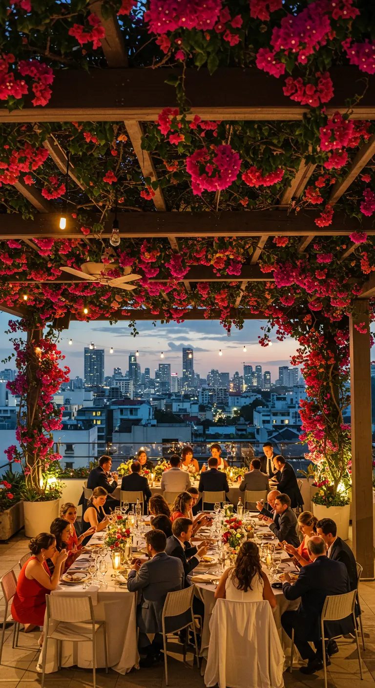 Cena en una azotea con vistas a la ciudad, con una pérgola cubierta de buganvillas.