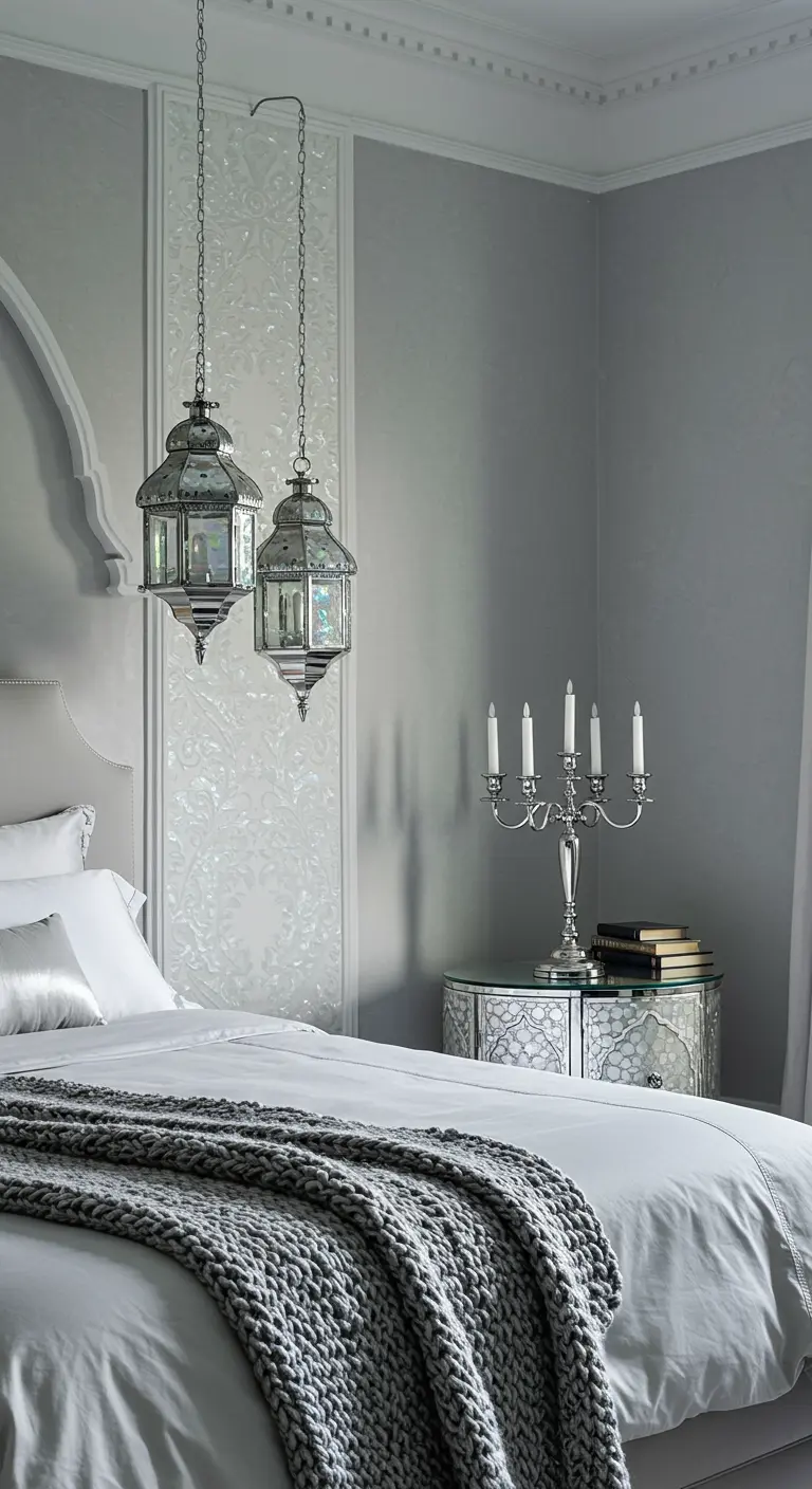 Dormitorio sereno en tonos grises y blancos con lámparas colgantes de plata y un candelabro