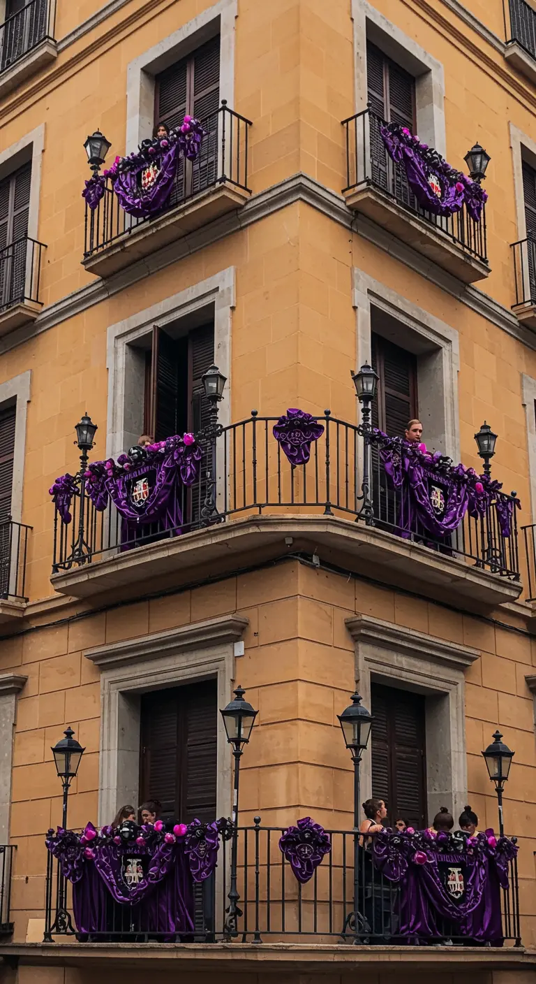 Edificio de esquina con múltiples balcones decorados de forma similar con telas moradas.