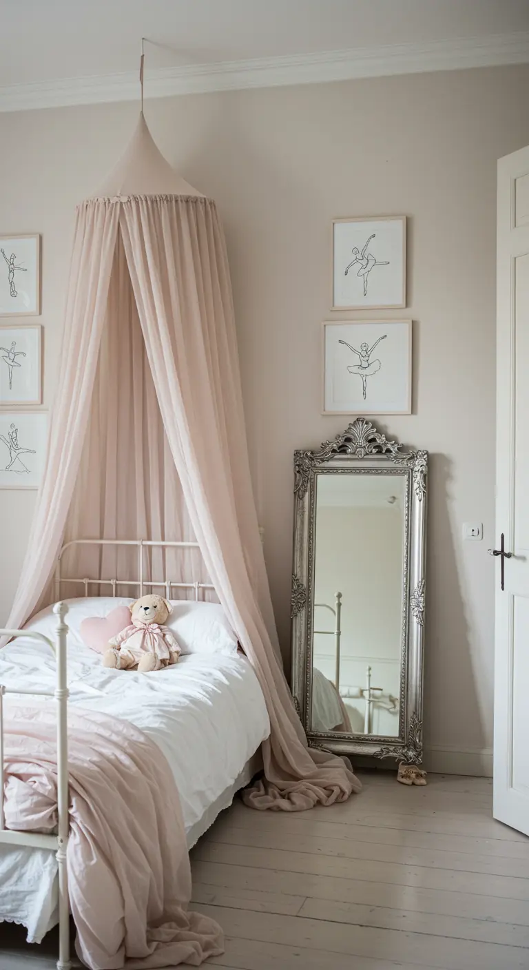 Habitación de estilo romántico con una cama con dosel de tela rosa y un espejo vintage plateado.