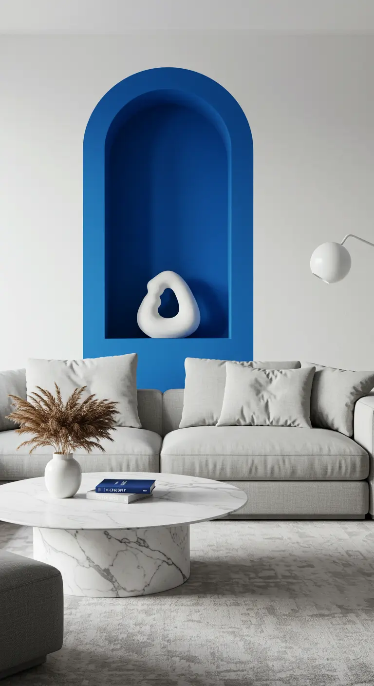 Pared blanca con un nicho en forma de arco pintado de azul cobalto intenso