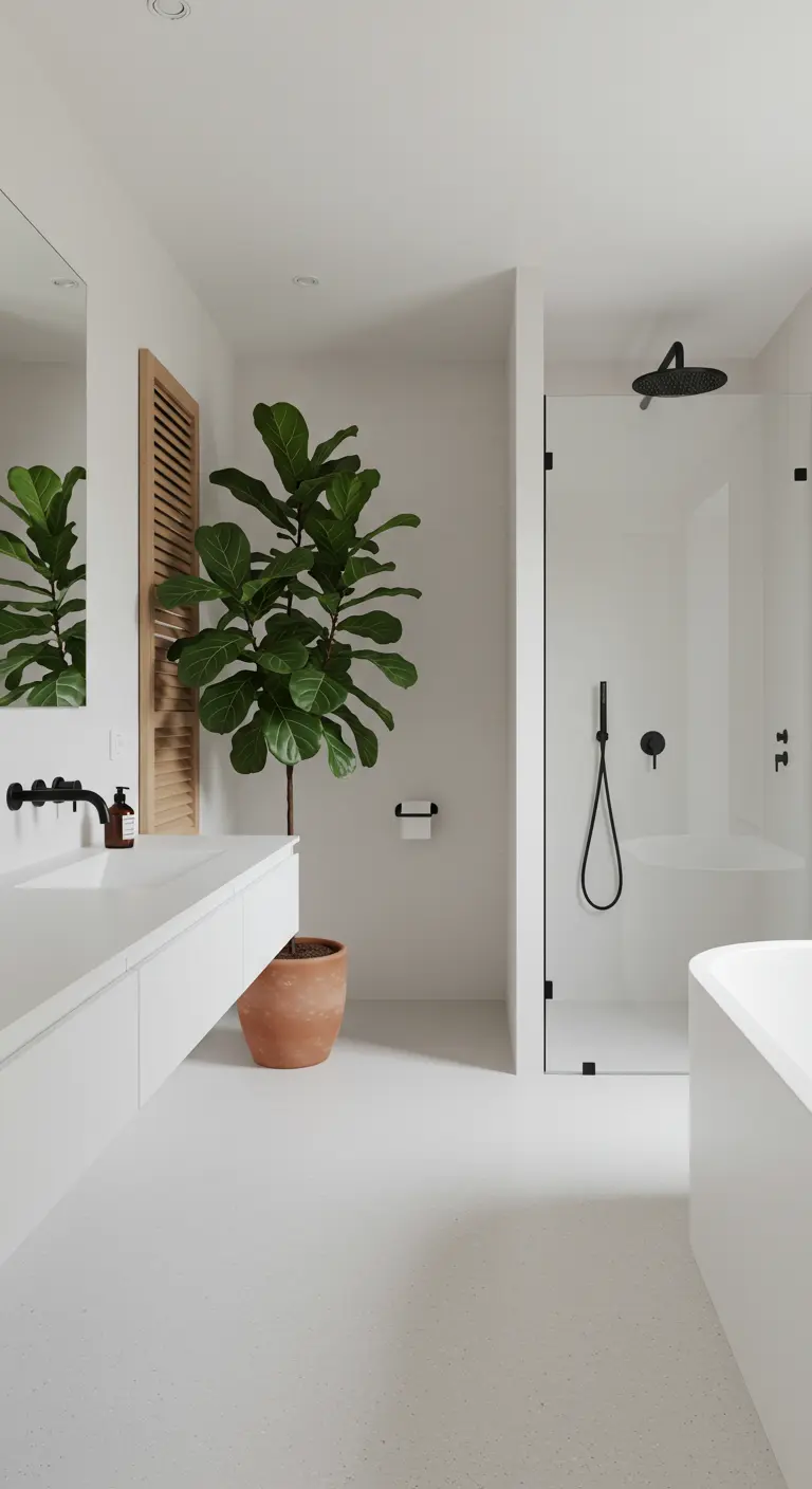 Baño minimalista totalmente blanco con una gran planta Ficus Lyrata y grifería negra.