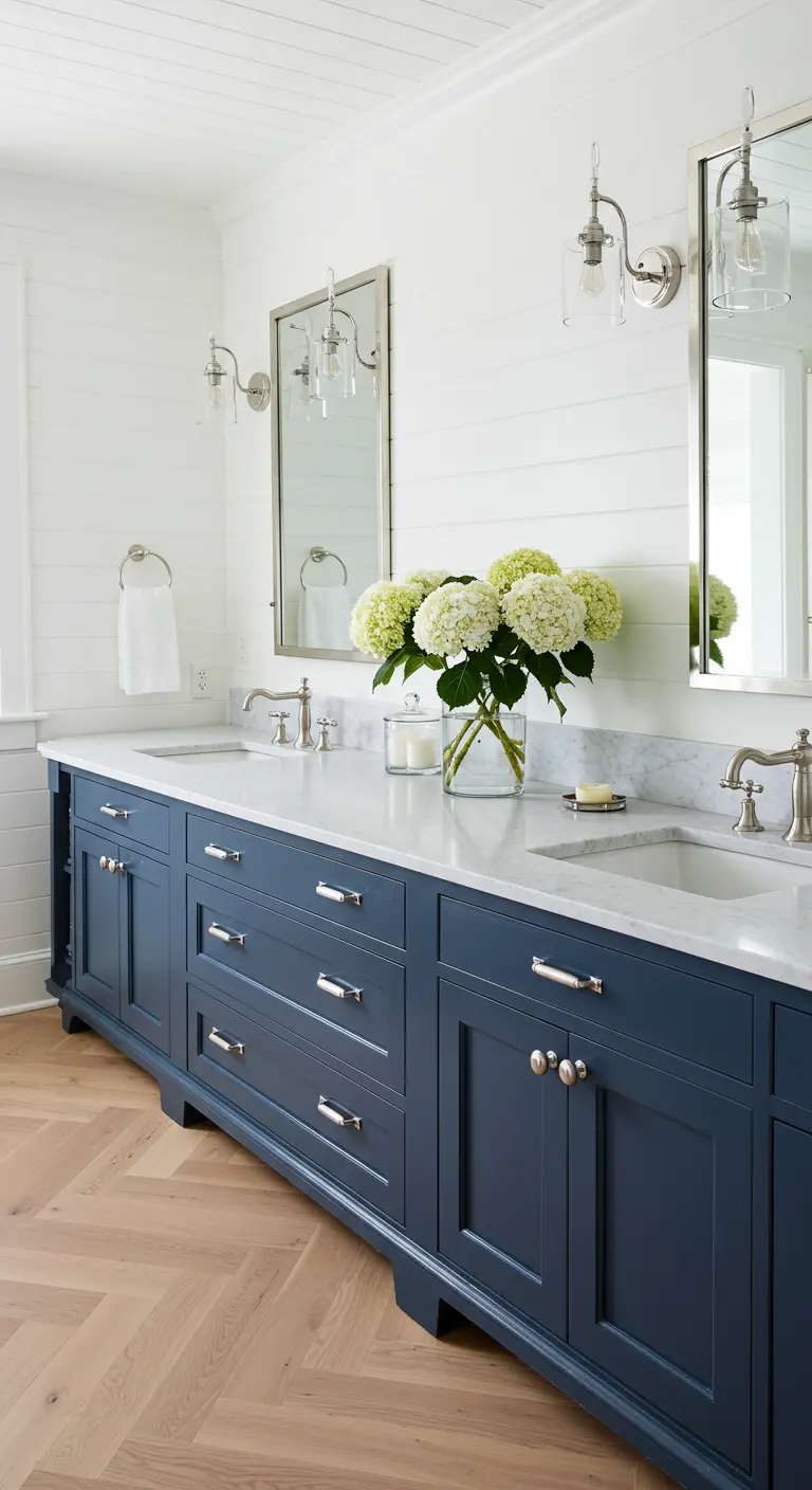 Mueble de baño doble en color azul marino con encimera de mármol blanco y espejos plateados