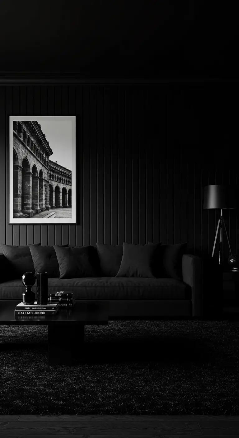 Sala de estar minimalista totalmente negra con pared de listones y una fotografía enmarcada.