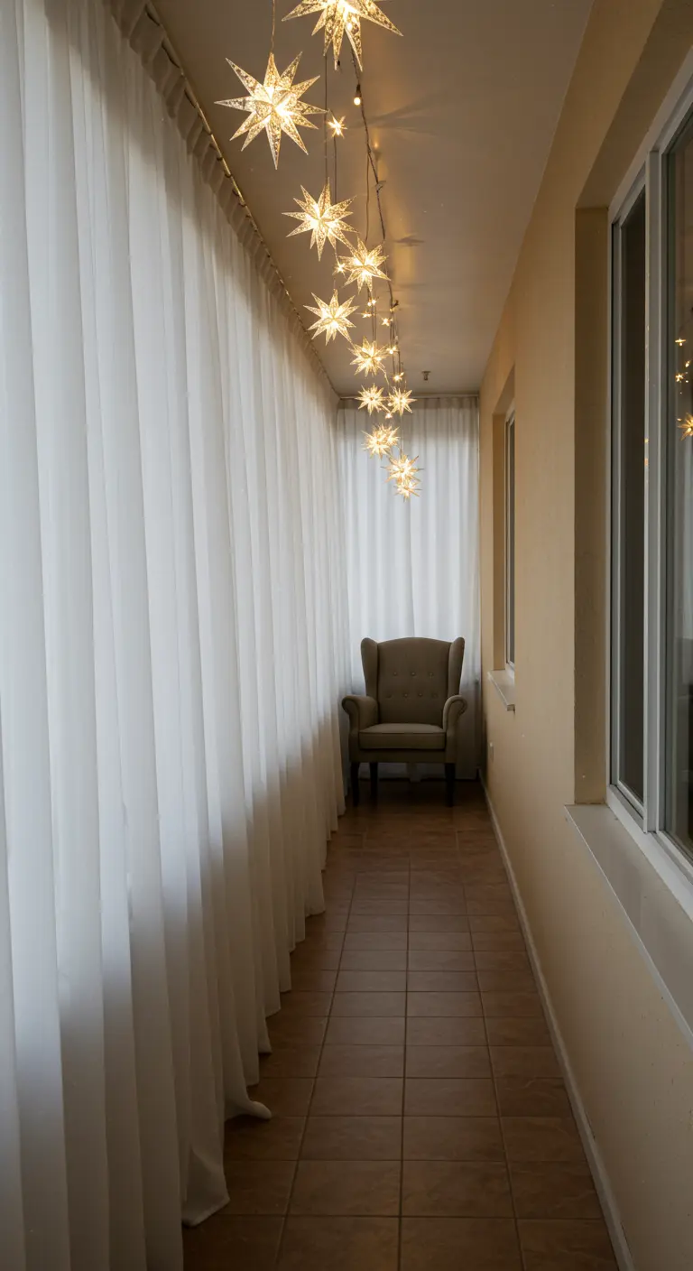 Balcón largo y estrecho decorado con cortinas blancas y una guirnalda de estrellas en el techo.